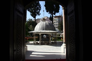 Cami, medrese ve imarethane bölümünün yer aldığı külliyenin cami dışındaki bölümleri, günümüzde Manisa Müzesi olarak kullanılıyor.