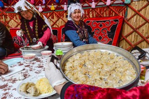 Afganistan'ın Pamir Yaylası'ndan 36 yıl önce göç ederek Ulupamir Mahallesi'ne yerleşen Kırgız Türkleri, bulundukları bölgede yaşam tarzları, gelenekleri ve binicilikteki ustalıklarıyla dikkati çekiyor.