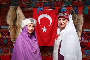 Otağ, otağı oluşturan motifler, yemekler, yerde gördüğünüz keçe, halı ve bunların hepsinde bir stratejik sanat var. Burada 2000 sene önce yaşatılan ve yaşanılan kültürü tekrardan ortaya çıkardık. Atalarımız binlerce sene önce bu anlayışı düşünerek yaşamış. Bu bile bizim tarihimiz ve özümüzle gurur duymamıza yetecek."