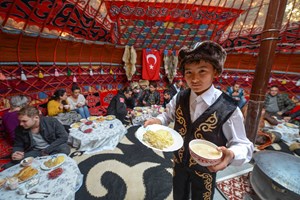 Van'ın Erciş ilçesinin Ulupamir Mahallesi'ndeki Kırgız Türkleri, kurdukları "han otağı"nda kültürlerini ve yemeklerini tanıtıyor. 