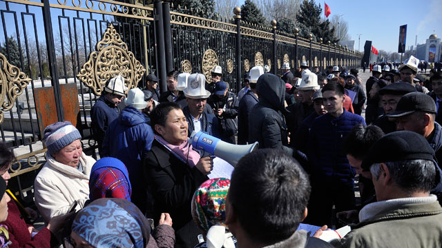 kirgizistanda-yolsuzlukla-mucadelede-iktidara-destek-mitingi