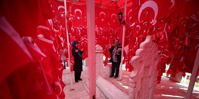 "Bayraklı Baba Türbesi" etkileyici hikayesiyle ilgi görüyor