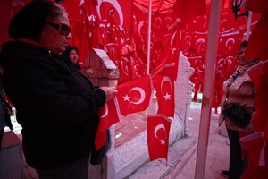 Gelen her ziyaretçinin Türk bayrağı astığı türbe, özellikle hafta sonları Türkiye'nin değişik bölgelerinden çok sayıda ziyaretçiyi ağırlıyor. Türbe, çevresi ve tavanındaki demirlere uç uca eklenerek asılan yüzlerce Türk bayrağıyla, kırmızı-beyaz görüntüsüyle dikkati çekiyor.
