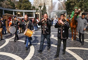 Nevruz kutlamalarına bir ay öncesinde başlayan Azerbaycanlılar, su, ateş, rüzgar ve toprak çarşambası dedikleri günlerde farklı şekilde kutlamalar yapıyor. 