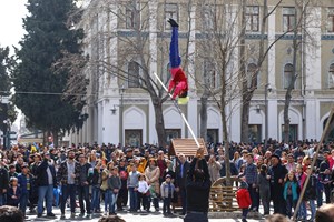 Azerbaycan'ın farklı bölgelerinden Bakü'ye gelen yöresel kıyafetli sanatçıların müzik ve dans gösterileri yaptığı meydanda Nevruz Bayramı'nın simge karakterleri Köse ve Keçel'in yumurta tokuşturması ve atışmaları ilgiyle izlendi.