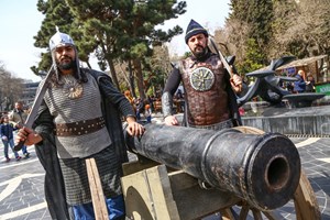 Azerbaycanlılar, nevruzu çeşitli geleneksel adetlerle kutluyor.