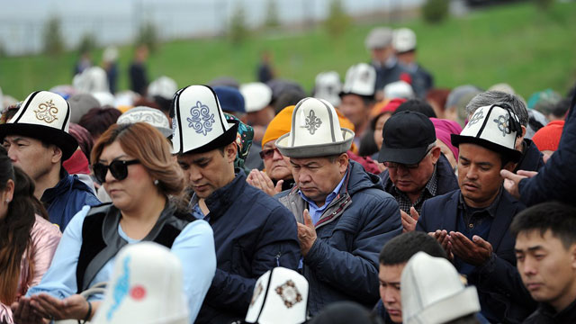 kirgizistanda-7-nisan-halk-devrimi-kurbanlari-unutulmadi