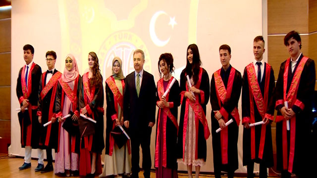 askabat-turk-turkmen-anadolu-lisesi-nde-mezuniyet-coskusu