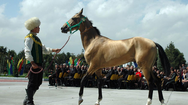 turkmenistan-at-bayrami-ni-kutlamaya-hazirlaniyor