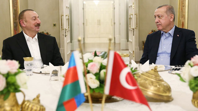 cumhurbaskani-erdogan-aliyev-onuruna-yemek-verdi