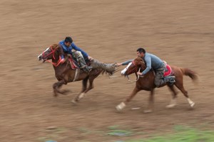 Kırgızistan'da milli spor olarak kabul edilen kökbörü (oğlak kapma) oyununu özel günlerde ve düğün törenlerinde oynayan Kırgız Türkleri, yurt içinde ve dışında düzenlenen yarışmalarda da ata sporlarını yapmanın heyecanını yaşıyor.