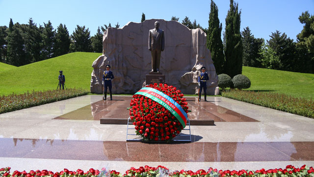 haydar-aliyev-dogumunun-95-yilinda-anildi