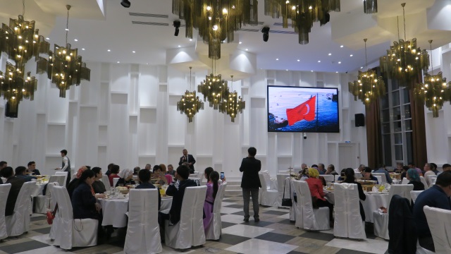 kazakistanda-turkiyedeki-universitelerden-mezun-olanlara-iftar