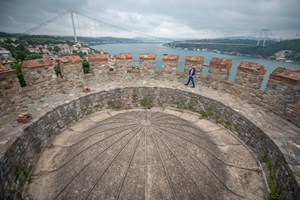 İstanbul'un fethinin sembolü Rumeli Hisarı'nın 3 büyük kulesinden biri olan ve Fatih Sultan Mehmet'in fetihten önce divanhane olarak kullandığı Saruca Paşa Kulesi'nin akustik ses düzeni bugün hala ziyaretçileri hayran bırakıyor.