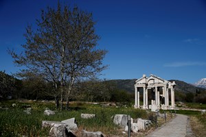 Aydın'ın Karacasu ilçesinde bulunan, mitolojide aşkın ve güzelliğin tanrıçası Afrodit'in kenti olarak bilinen Afrodisyas Antik Kenti'nin, geçen yıl UNESCO Dünya Mirası Listesi'ne dahil olmasının ardından ziyaretçi sayısı arttı.