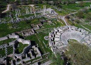 Özellikle Tetrapylon kapısı, Sebasteion tapınağı, stadyum, antik tiyatro, hamam gibi yapılarıyla dikkati çeken kent, zengin heykel buluntularının sergilendiği müzesiyle de diğer antik kentlerden ayrılıyor.