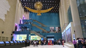 Kazakistan Milli Müzesi, bir kuşu andıran mimarisi ve 170 bini aşkın eseriyle turistlerin ilgisini çekiyor.