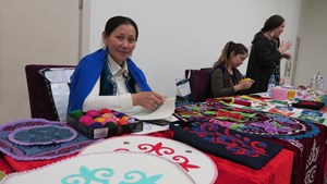 74 bin metrekare kapalı alana sahip 9 katlı müzenin 16 bin metrekarelik sergi alanında Kazakistan'ın ve Kazak halkının tarihini, kültürünü, gelenek ve göreneklerini yansıtan 170 binden fazla eser sergileniyor.