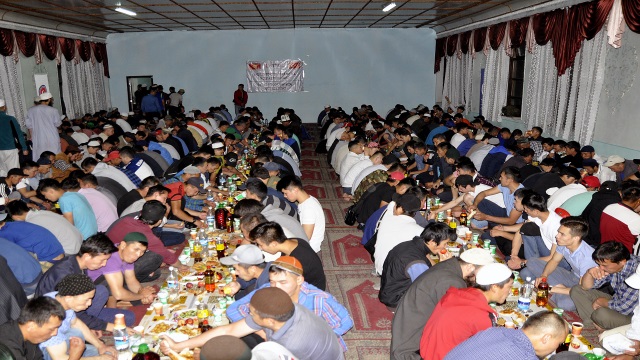 tika-kirgizistanda-bin-kisilik-iftar-sofrasi-kurdu