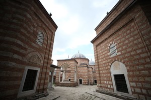  II. Murat tarafından 1425-1426 yılında "Ters T" planlı yaptırılan II. Murad Camii, İznik Çinileri, Edirnekari tavan süslemeleri ve özellikle girişte bulunan kündekari tekniğiyle yapılan ahşap kapısıyla dikkati çekiyor. Bursa'da inşa edilen son selatin medrese ise caminin yaklaşık 40 metre batısında yer alıyor. Tuğla işçiliği bakımından Bursa'nın en güzel mekanlarından biri olan medresedeki orijinal çiniler de görenlerin ilgisini çekiyor.