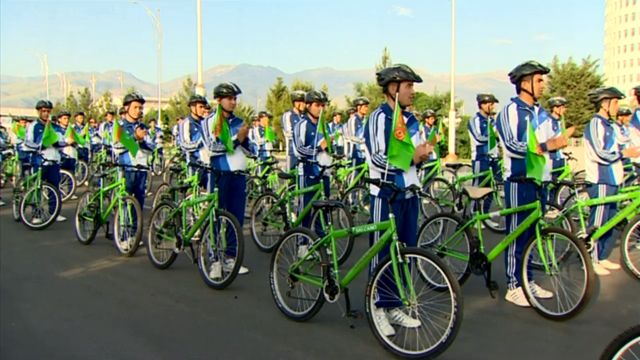 turkmenistanin-baskenti-askabatta-bisiklet-turu