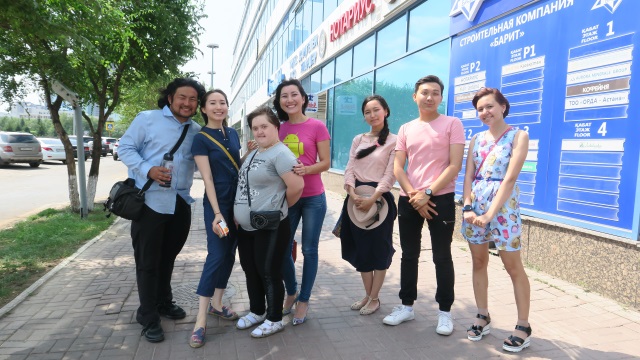 kazakistanda-engelli-cocuklar-tiyatro-egitimiyle-sosyallesiyor