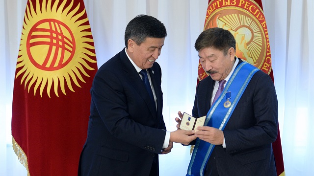 kirgizistanda-turksoy-genel-sekreteri-kaseinova-devlet-nisani-verildi