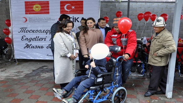 tikadan-kirgizistana-tekerlekli-sandalye-destegi