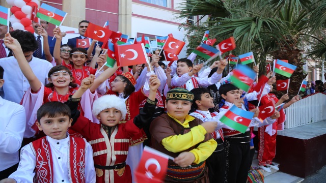 cumhuriyet-bayrami-azerbaycanda-kutlandi