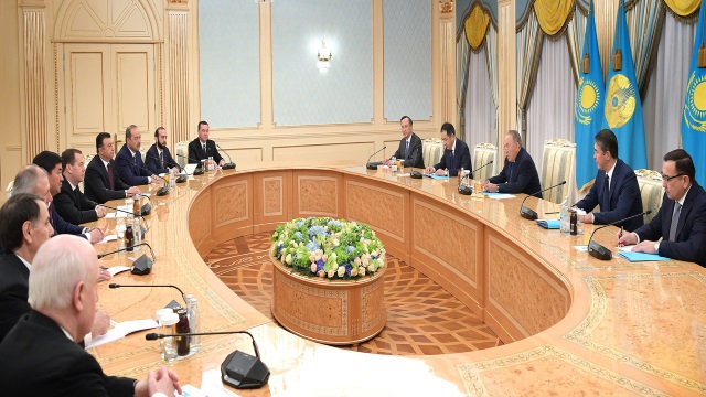 kazakistan-cumhurbaskani-nazarbayev-bdt-basbakanlari-konseyiyle-gorustu