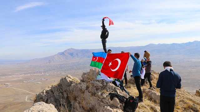 azerbaycan-devlet-bayrak-gununu-dagin-zirvesinde-kutladilar