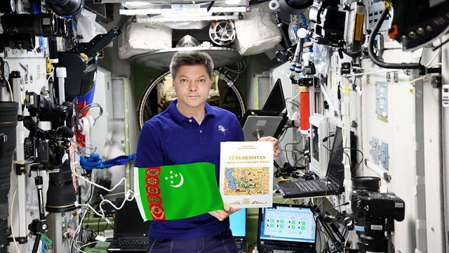 uluslararasi-uzay-istasyonu-nda-turkmenistan-bayragi