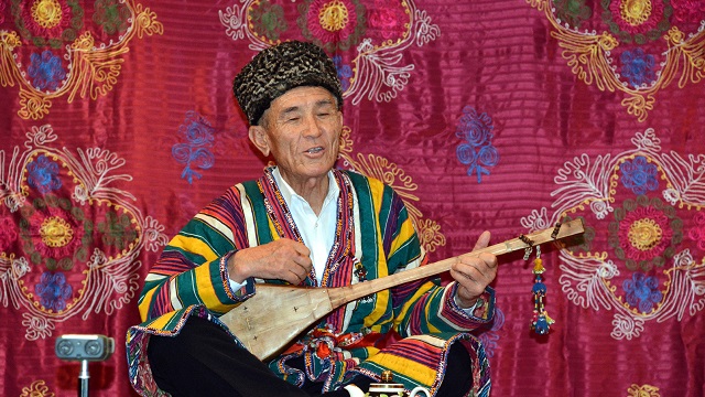ozbekistanda-alpamis-destanini-ezbere-okuma-etkinligi