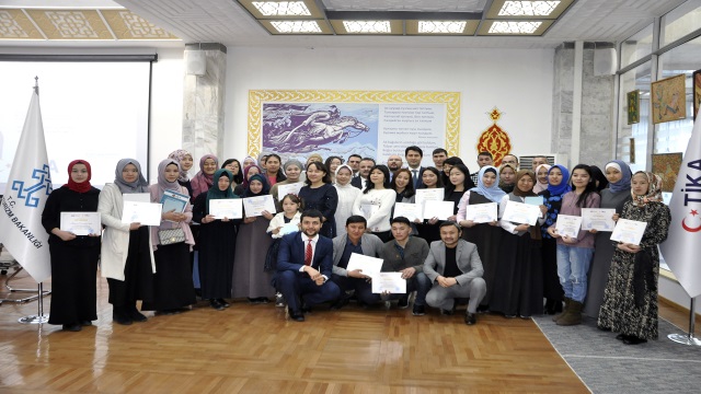kirgizistanda-meslek-kurslarini-tamamlayanlara-sertifikalari-verildi