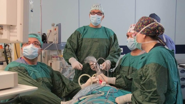 turk-cerrahlar-azerbaycanda-izsiz-tiroit-ameliyati-gerceklestirdi