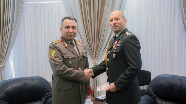 kirgizistan-genelkurmay-baskanligindan-turk-askeri-ataseye-madalya