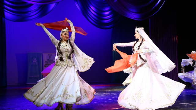 bakude-azerbaycan-turkiye-halk-danslari-gosterisi