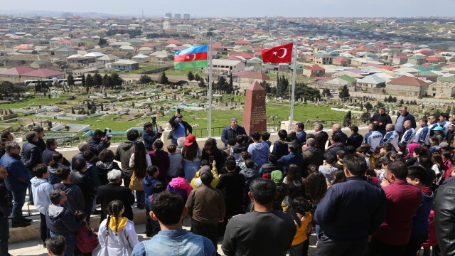 baku-turk-okullari-ogrencileri-digah-turk-sehitliginde-fidan-dikti