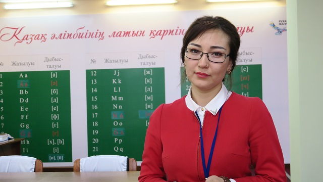 kazakistan-milli-kutuphanesinden-latin-alfabesi-dersleri