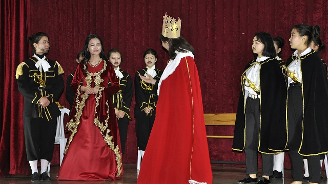 kirgiz-turk-anadolu-kiz-meslek-lisesi-ogrencileri-macbeth-i-sahneledi