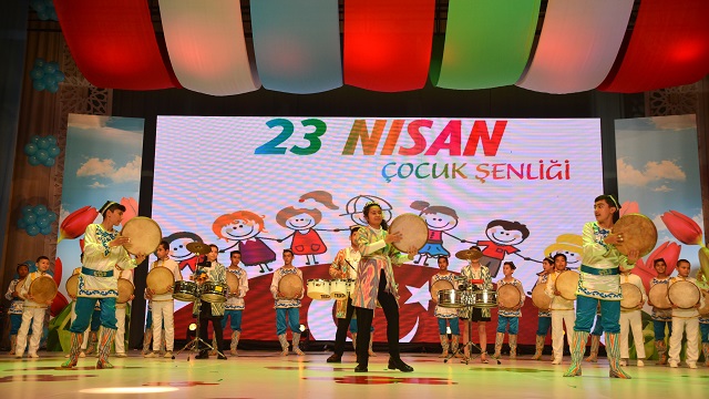 ozbekistanda-23-nisan-ulusal-egemenlik-ve-cocuk-bayrami-coskusu