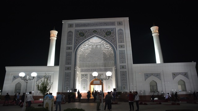 ozbekistanda-ilk-teravih-namazi-kilindi