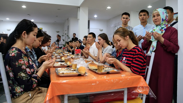 turkiye-diyanet-vakfindan-kazakistanda-iftar