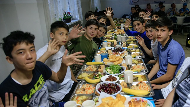 tdvden-kazakistanda-iftar-programi