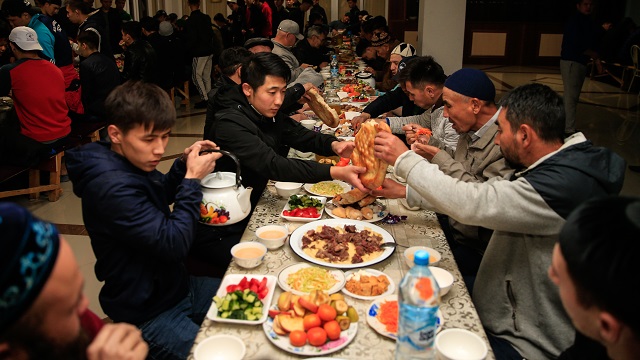tdvden-kazakistanda-iftar-programi