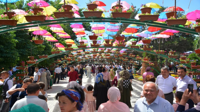 ozbekistanda-59-namangan-geleneksel-cicek-festivali-basladi