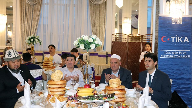 tika-kirgizistanin-guneyindeki-os-kentinde-iftar-verdi