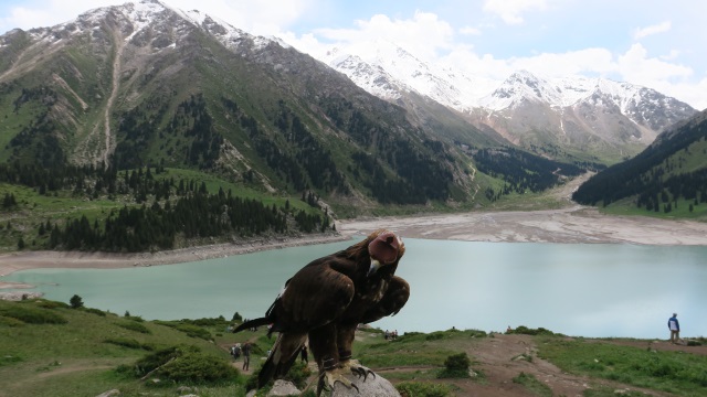 kazakistanda-cimbulak-kayak-merkezi-ve-buyuk-almati-golune-turist-ilgisi