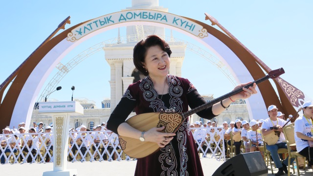 kazakistanda-ulusal-dombira-gunu-kutlaniyor
