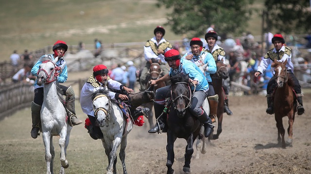 4-turk-dunyasi-ata-sporlari-senligi